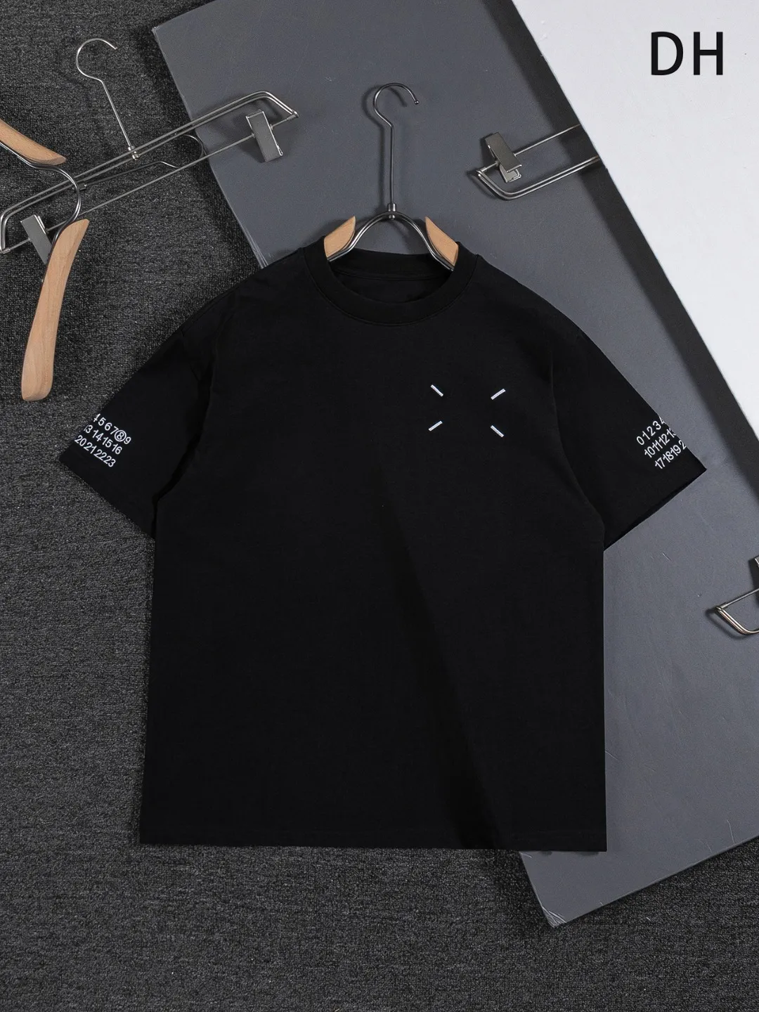 Maison Margiela MM⑥ MM 6 S-XL MM 6 26ss logo🪡 T ， Same Style！ ， ！ ， ，Classic logo ， ， ， ， MM 6 Quality ， ， ， ， 、 ， ！320 ， Breathable， ， ， ， ， ， ， Versatile！ ， t ， ！ ：Black Gray White Size：S-XL ： S： 50- 56- 70 M： 52- 57- 72 L： 54- 59- 74 XL： 56- 62- 76